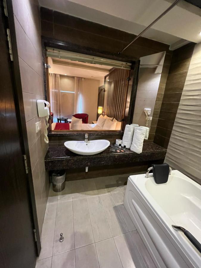Lahore Continental Hotel エクステリア 写真